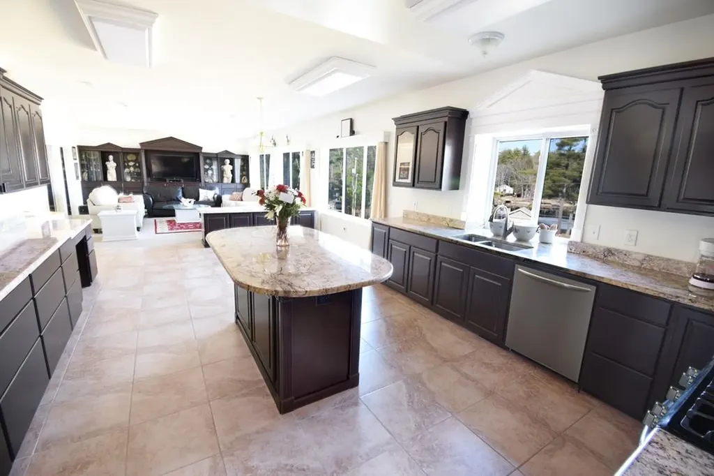 17 Beach Head Road Nottingham NH 03290