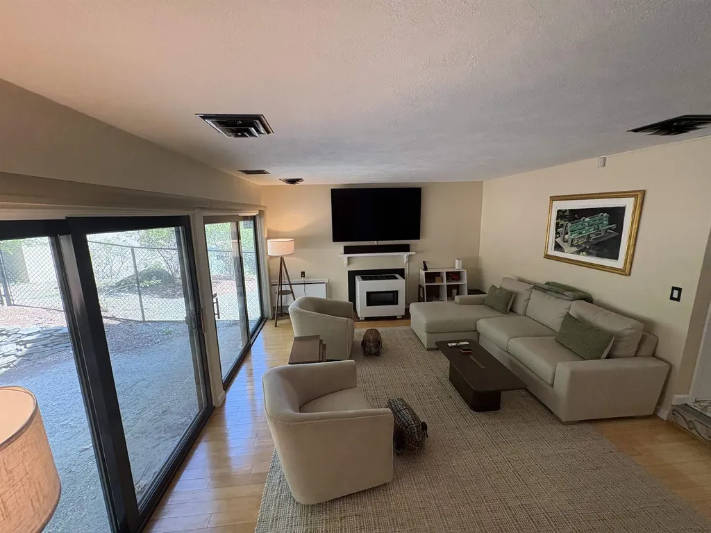 17 Dunbarton Drive Nashua NH 03063