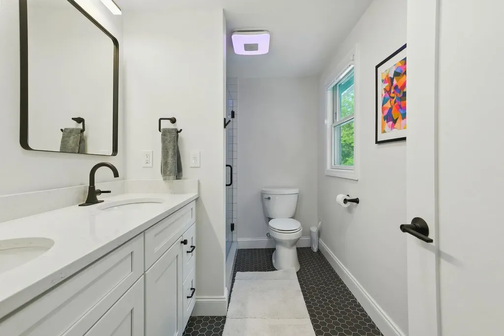 9 Dattillo Road Derry NH 03038