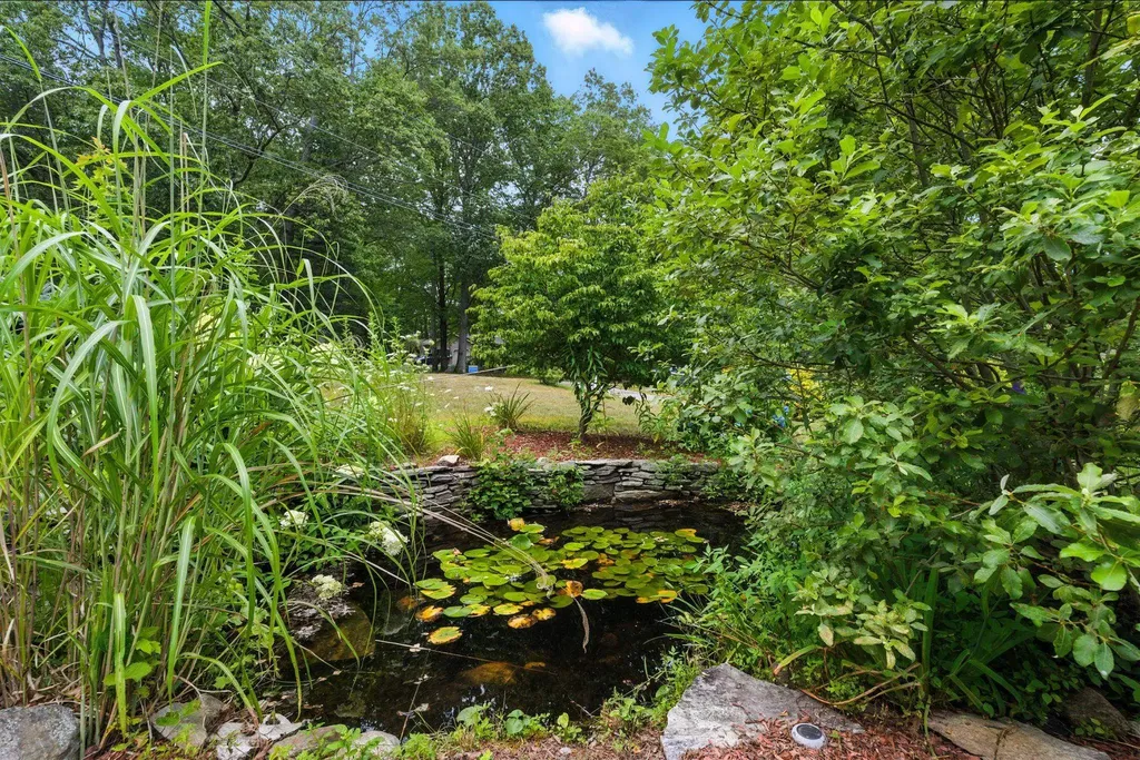 9 Dattillo Road Derry NH 03038