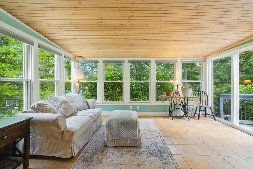 9 Dattillo Road Derry NH 03038