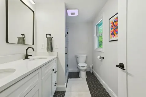 9 Dattillo Road Derry NH 03038