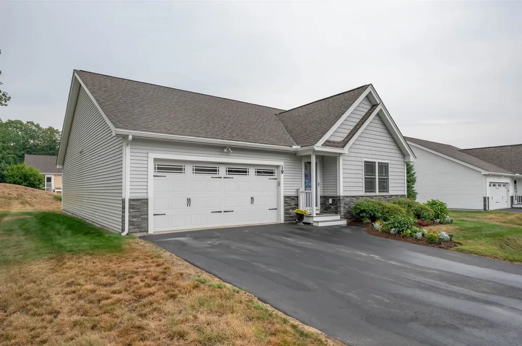 19 Monarch Way Kingston NH 03848