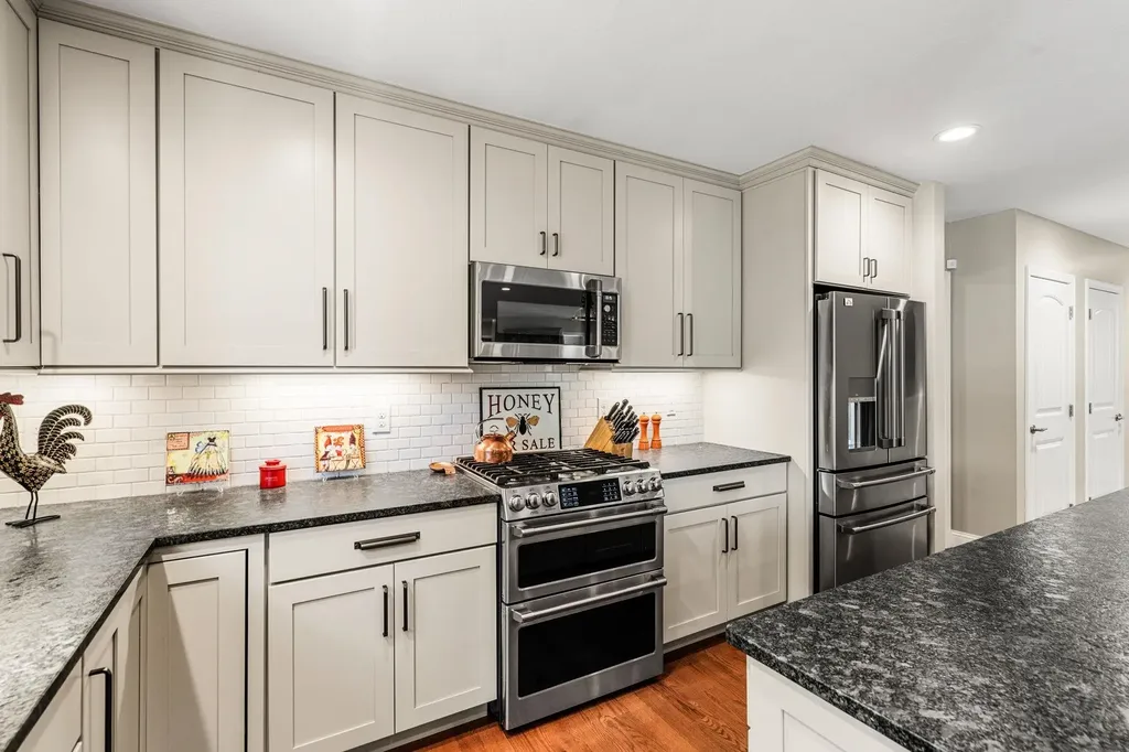22 Cobbett Lane Hollis NH 03049