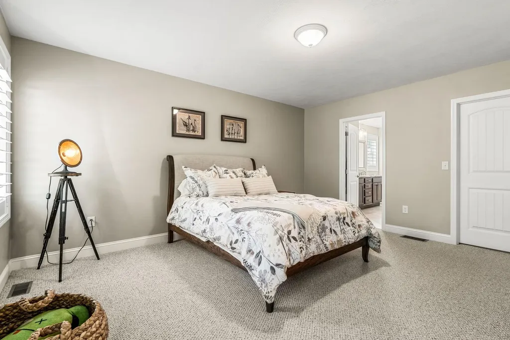 22 Cobbett Lane Hollis NH 03049