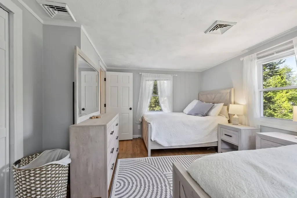 32 Main Street Kingston NH 03848