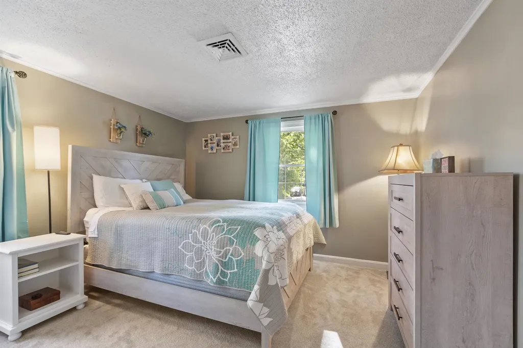 32 Main Street Kingston NH 03848