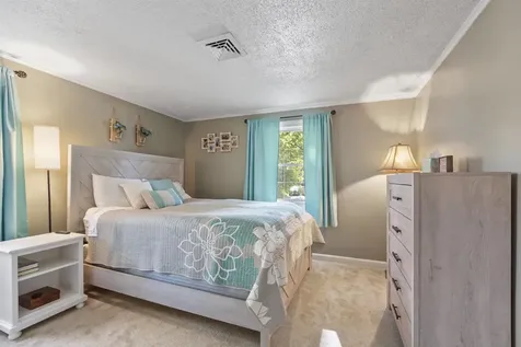 32 Main Street Kingston NH 03848