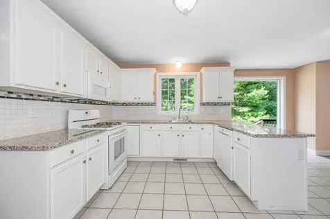 12 Hibiscus Way Nashua NH 03062