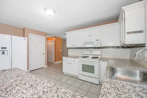 12 Hibiscus Way Nashua NH 03062
