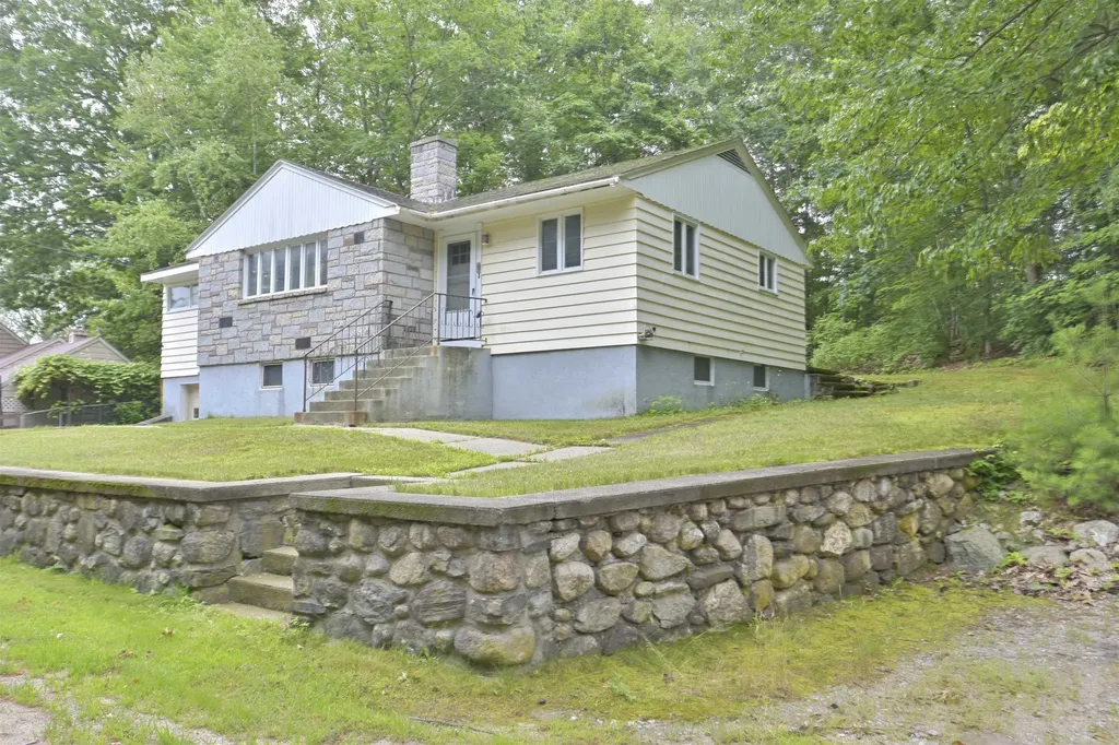 55 Epping Street Raymond NH 03077