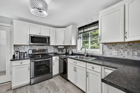 16 Benning Street Salem NH 03079