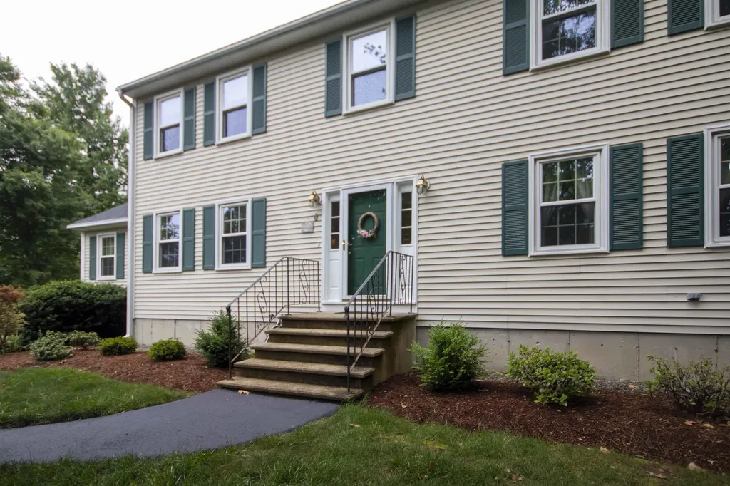 4 Woodbine Drive Londonderry NH 03053