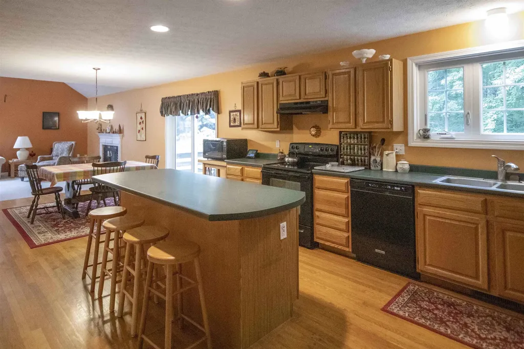 4 Woodbine Drive Londonderry NH 03053