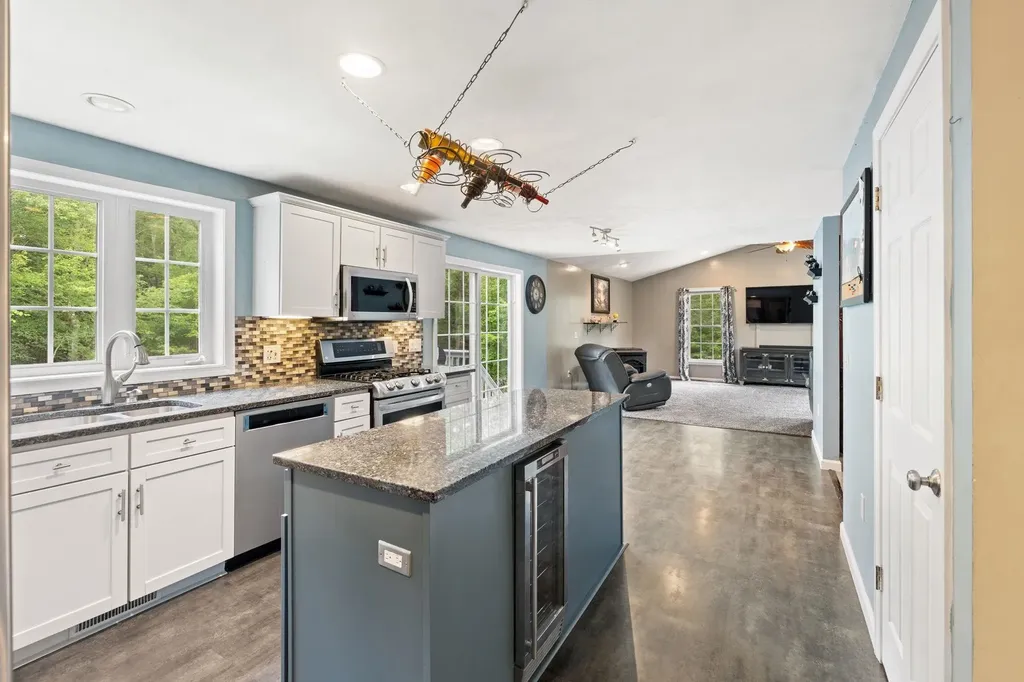 28 Mammoth Road Londonderry NH 03053