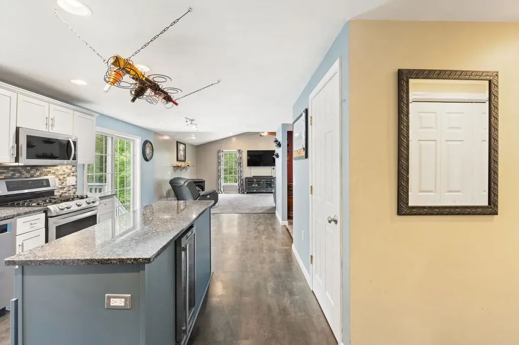 28 Mammoth Road Londonderry NH 03053