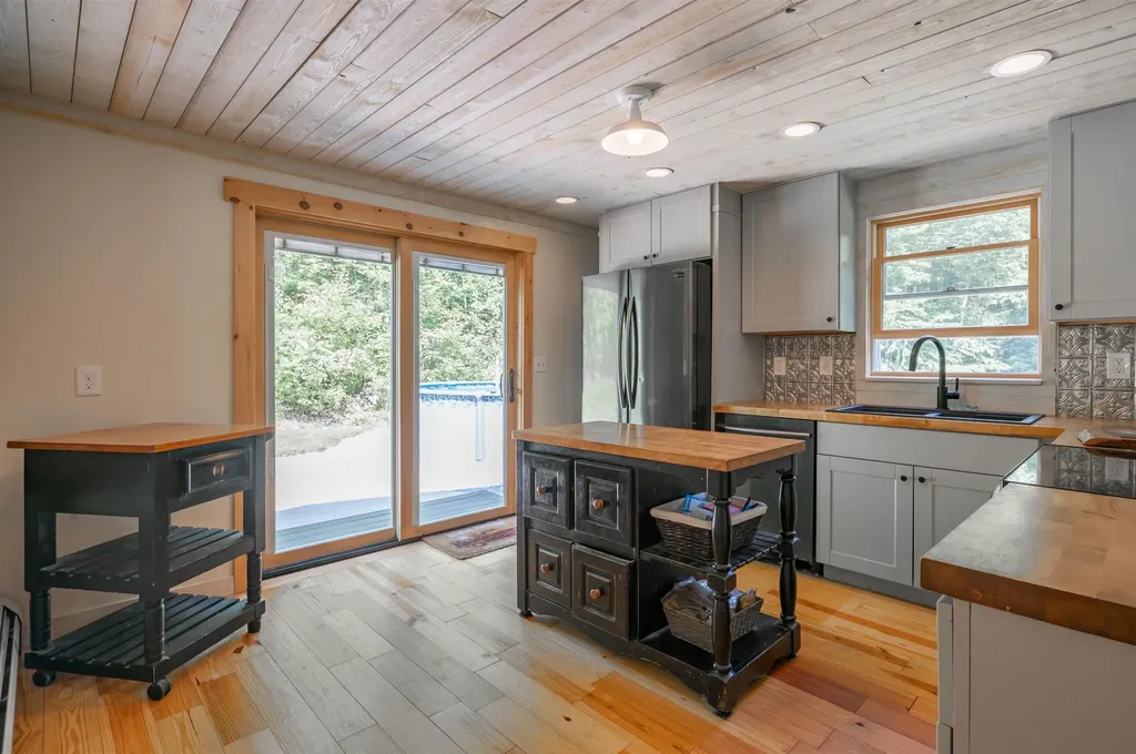 28 Birchwood Drive Weare NH 03281