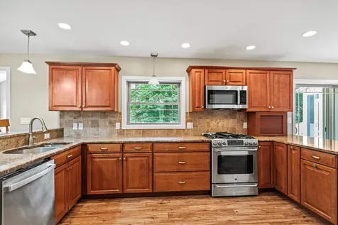81 Holly Street Goffstown NH 03045-1342