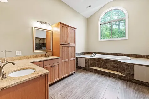 81 Holly Street Goffstown NH 03045-1342