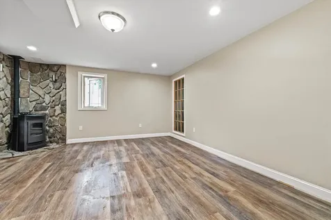 81 Holly Street Goffstown NH 03045-1342