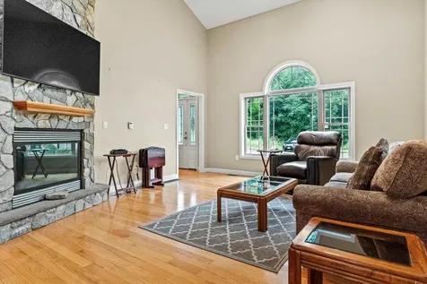 81 Holly Street Goffstown NH 03045-1342