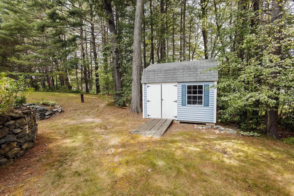 19 Melissa Circle Pelham NH 03076