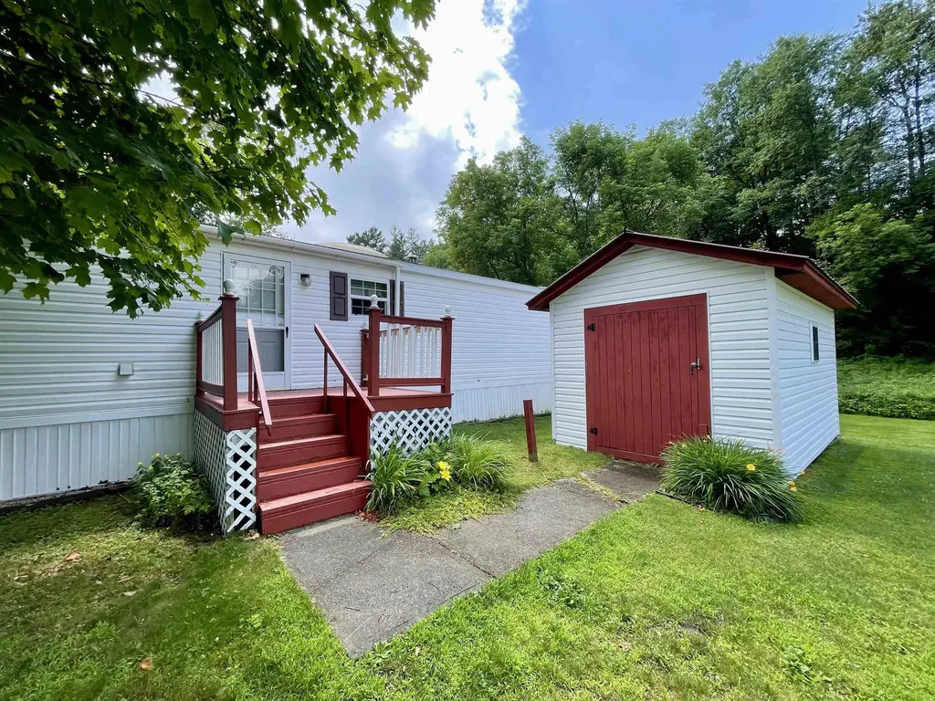 86 Bluebird Lane Lyndon VT 05851