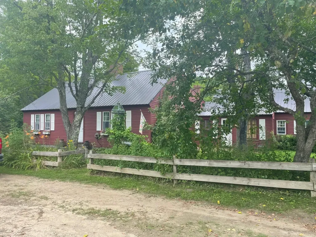 82 Smith Road Holderness NH 03245
