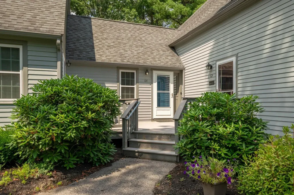 64 Glengarry Drive Stratham NH 03885