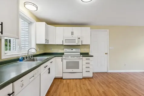 23 Magnolia Lane Derry NH 03038