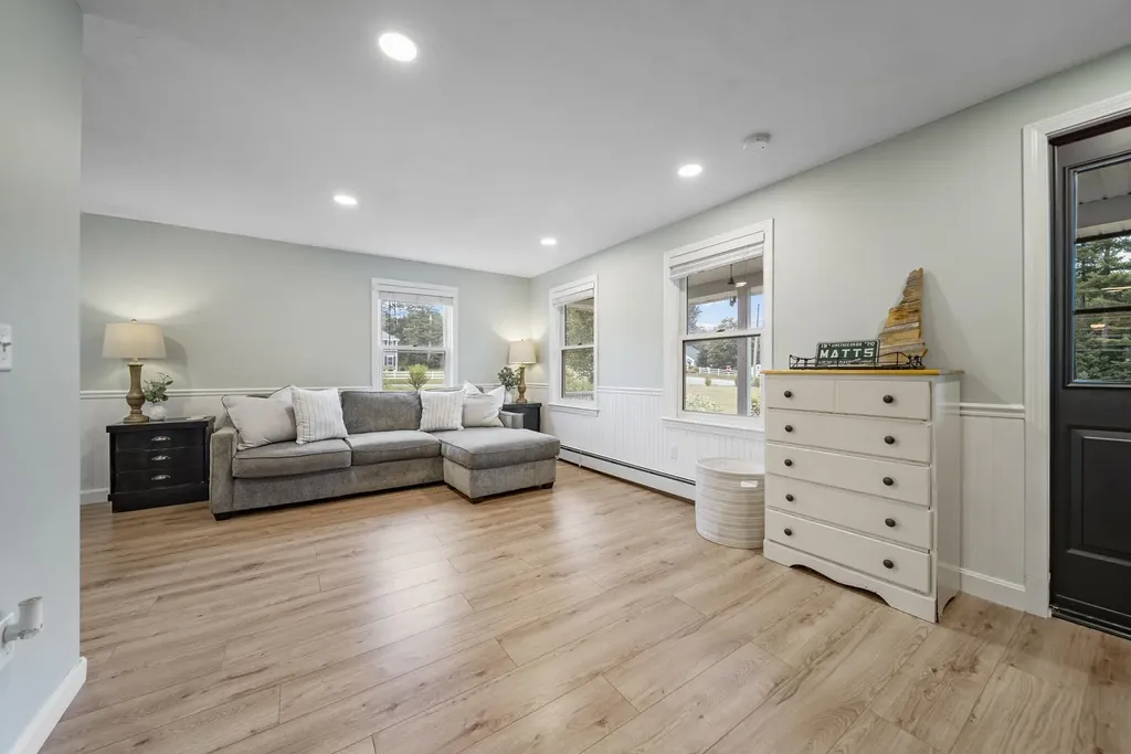 69 Litchfield Road Londonderry NH 03053