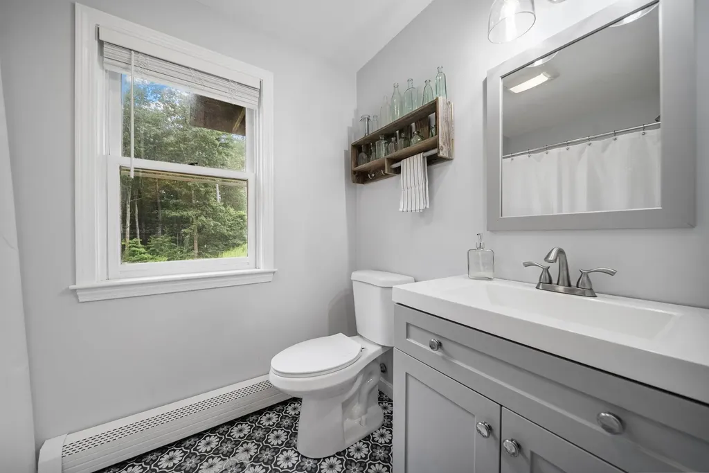 69 Litchfield Road Londonderry NH 03053