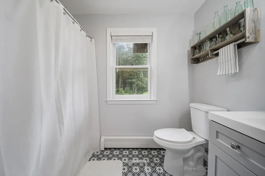 69 Litchfield Road Londonderry NH 03053