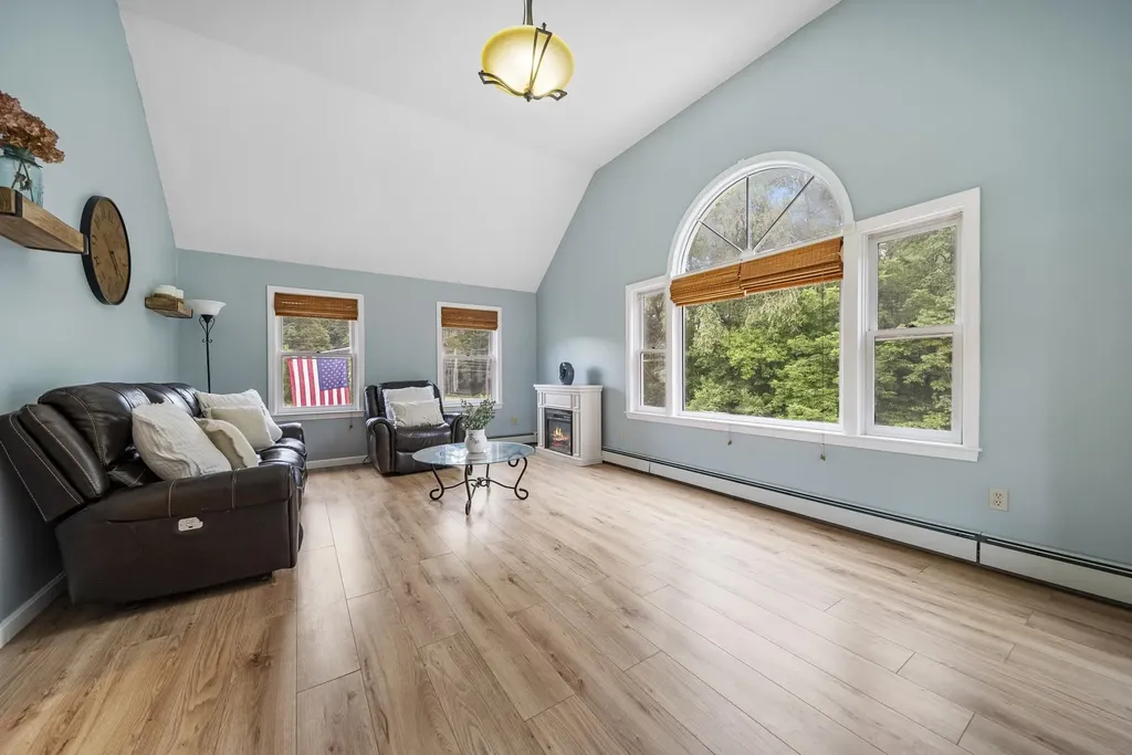 69 Litchfield Road Londonderry NH 03053