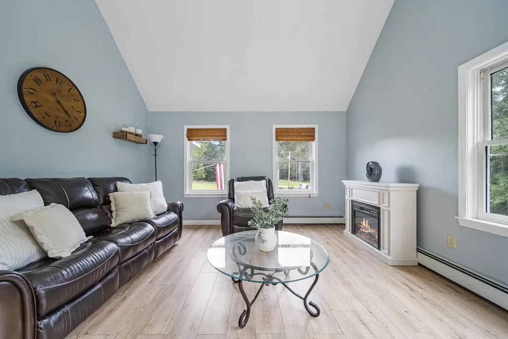 69 Litchfield Road Londonderry NH 03053