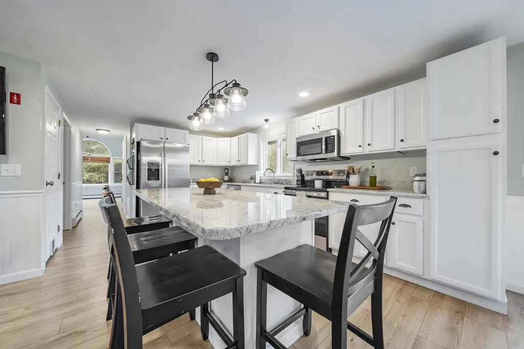 69 Litchfield Road Londonderry NH 03053