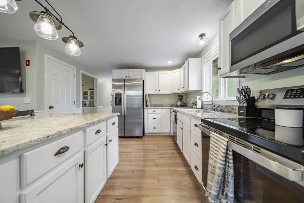 69 Litchfield Road Londonderry NH 03053