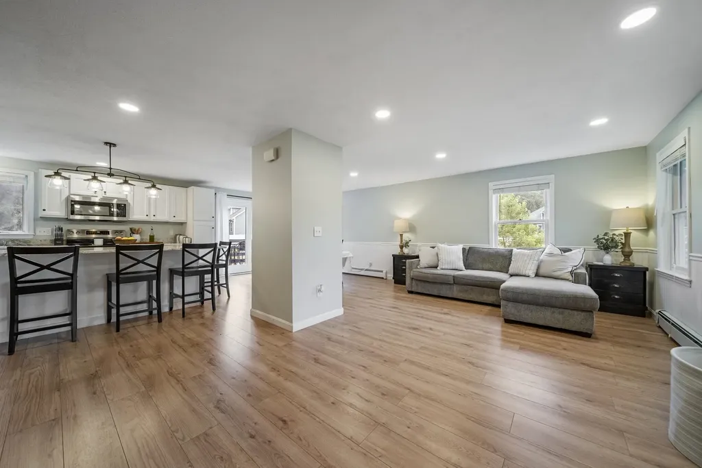 69 Litchfield Road Londonderry NH 03053