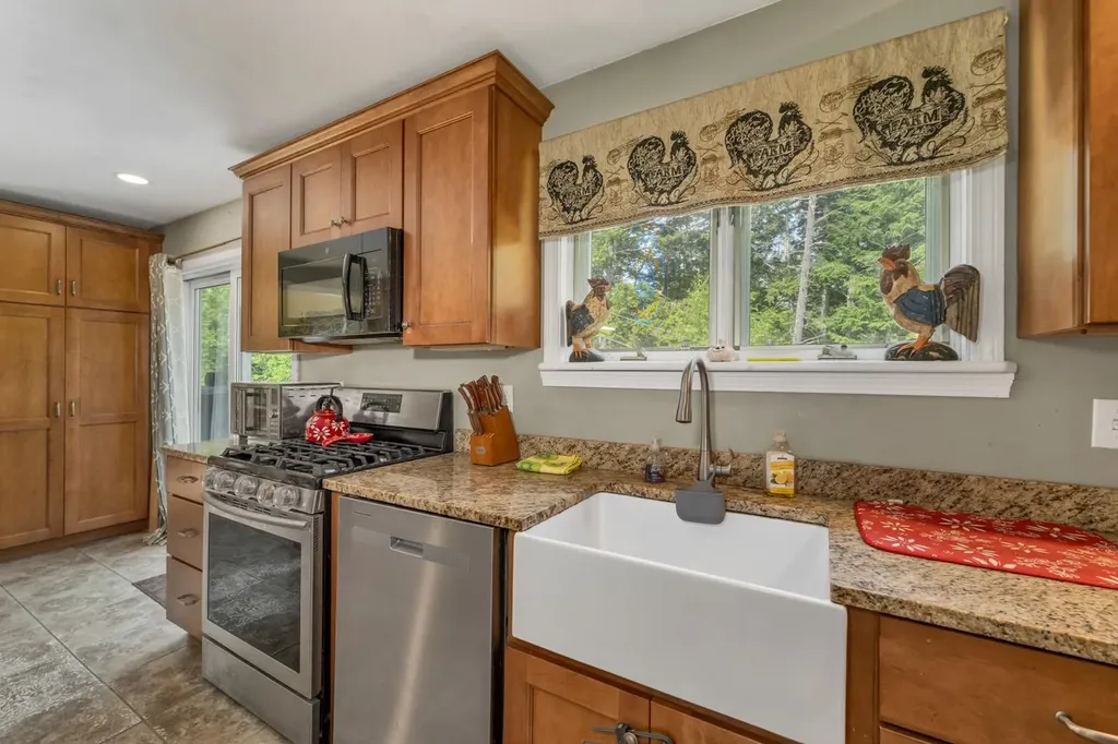3 Holly Lane Brookfield NH 03872
