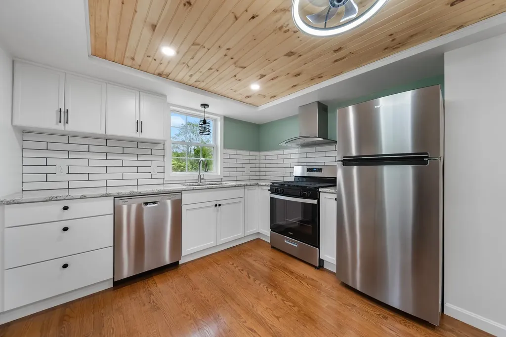 12 Breezy Knoll Hinsdale NH 03451