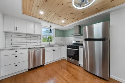 12 Breezy Knoll Hinsdale NH 03451