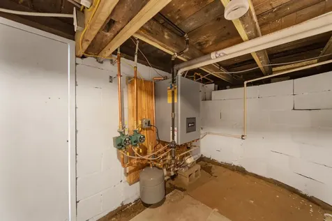 12 Breezy Knoll Hinsdale NH 03451