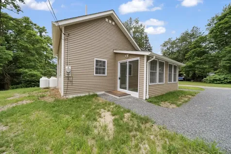 12 Breezy Knoll Hinsdale NH 03451