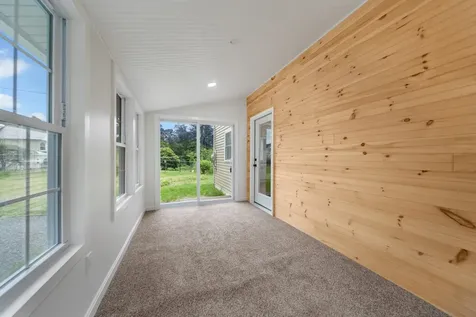 12 Breezy Knoll Hinsdale NH 03451