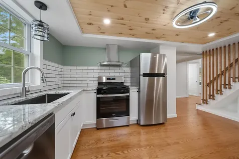 12 Breezy Knoll Hinsdale NH 03451
