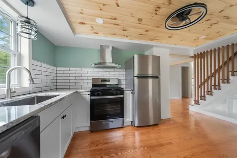 12 Breezy Knoll Hinsdale NH 03451