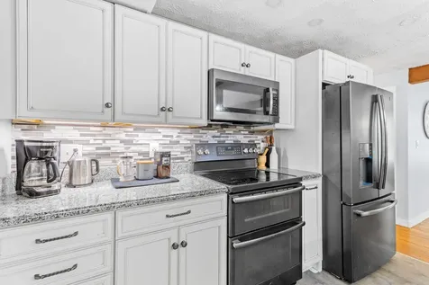 20 Wedgewood Drive Londonderry NH 03053