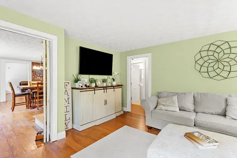 20 Wedgewood Drive Londonderry NH 03053