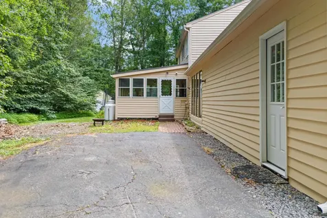 20 Wedgewood Drive Londonderry NH 03053