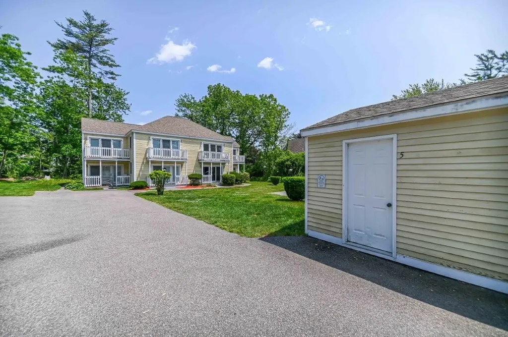 47 Beacon Street York ME 03909